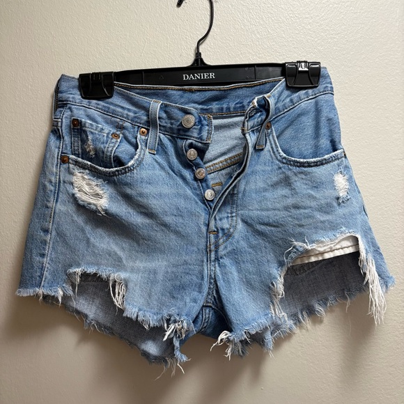 Levi’s 501 Cut Off Jean Shorts Size 24 Light Wash Distressed High Rise - Picture 4 of 10